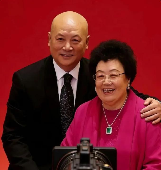 1995年，陈丽华和儿子商量生意的问题，迟重瑞突然插了一句。只见，陈丽华瞬间变了