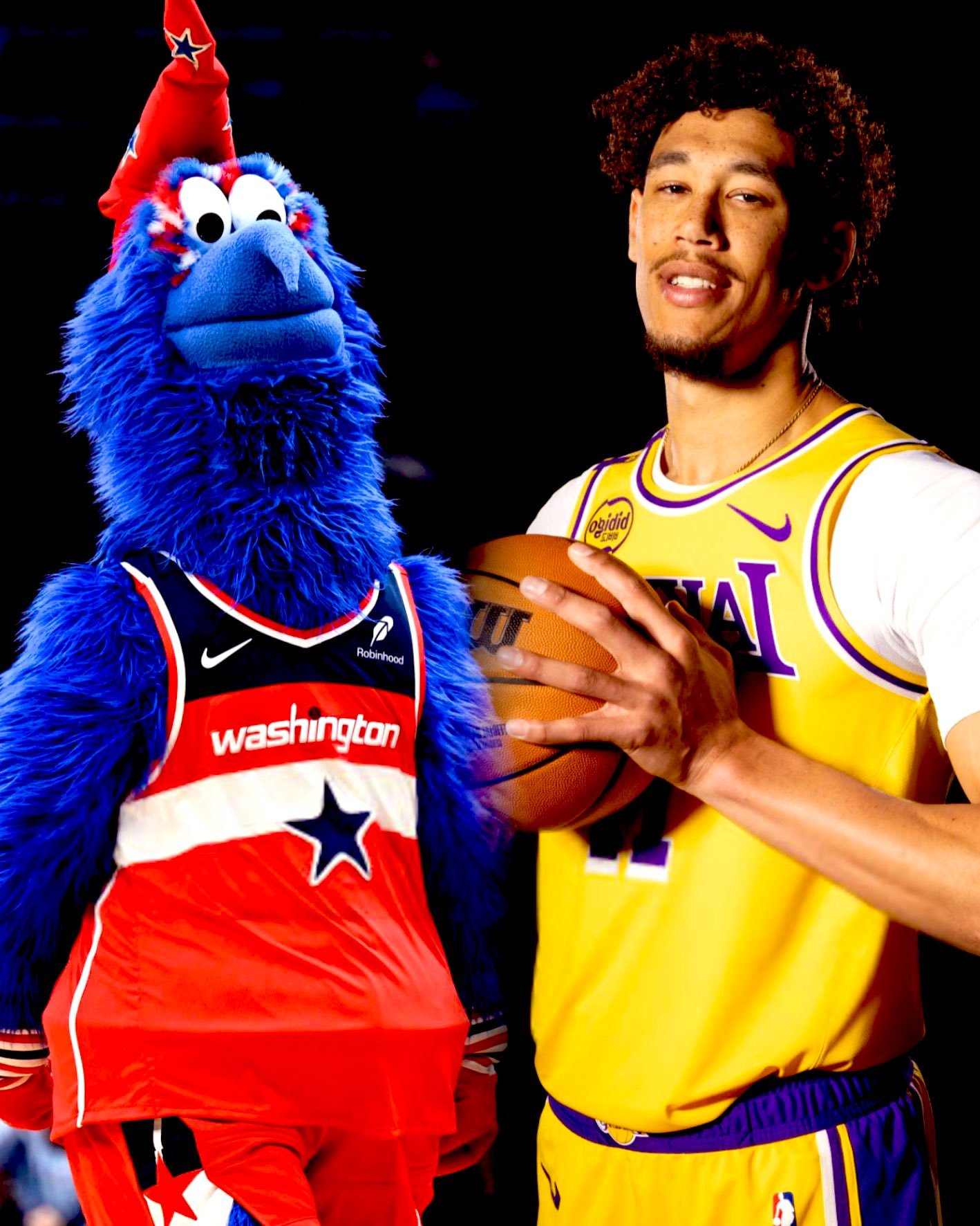 奇才队吉祥物在被海耶斯推搡后已聘请律师，声称自己受伤了！洛杉矶湖人