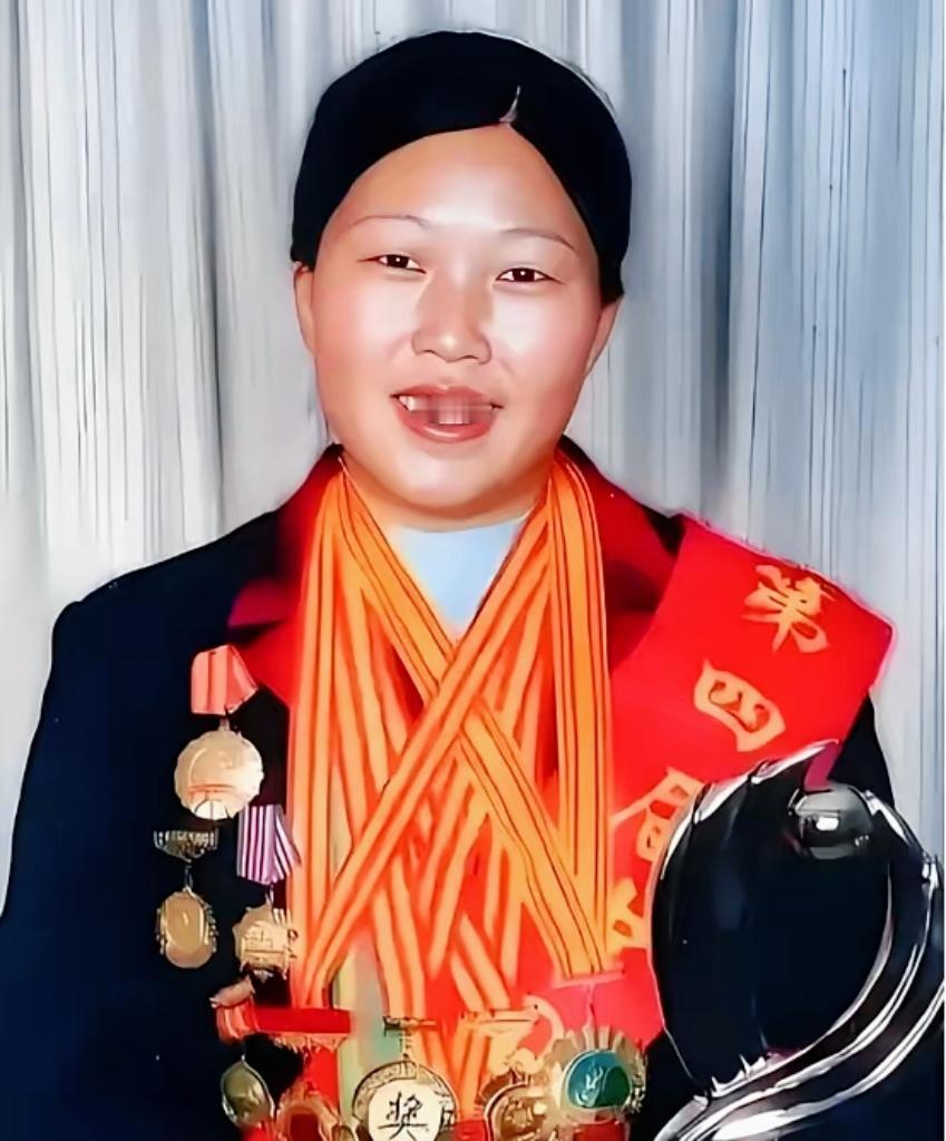 她父亲逼着19岁的她嫁给恩人的儿子，她哭闹7天后放弃逃跑，终于认命，谁料30年后