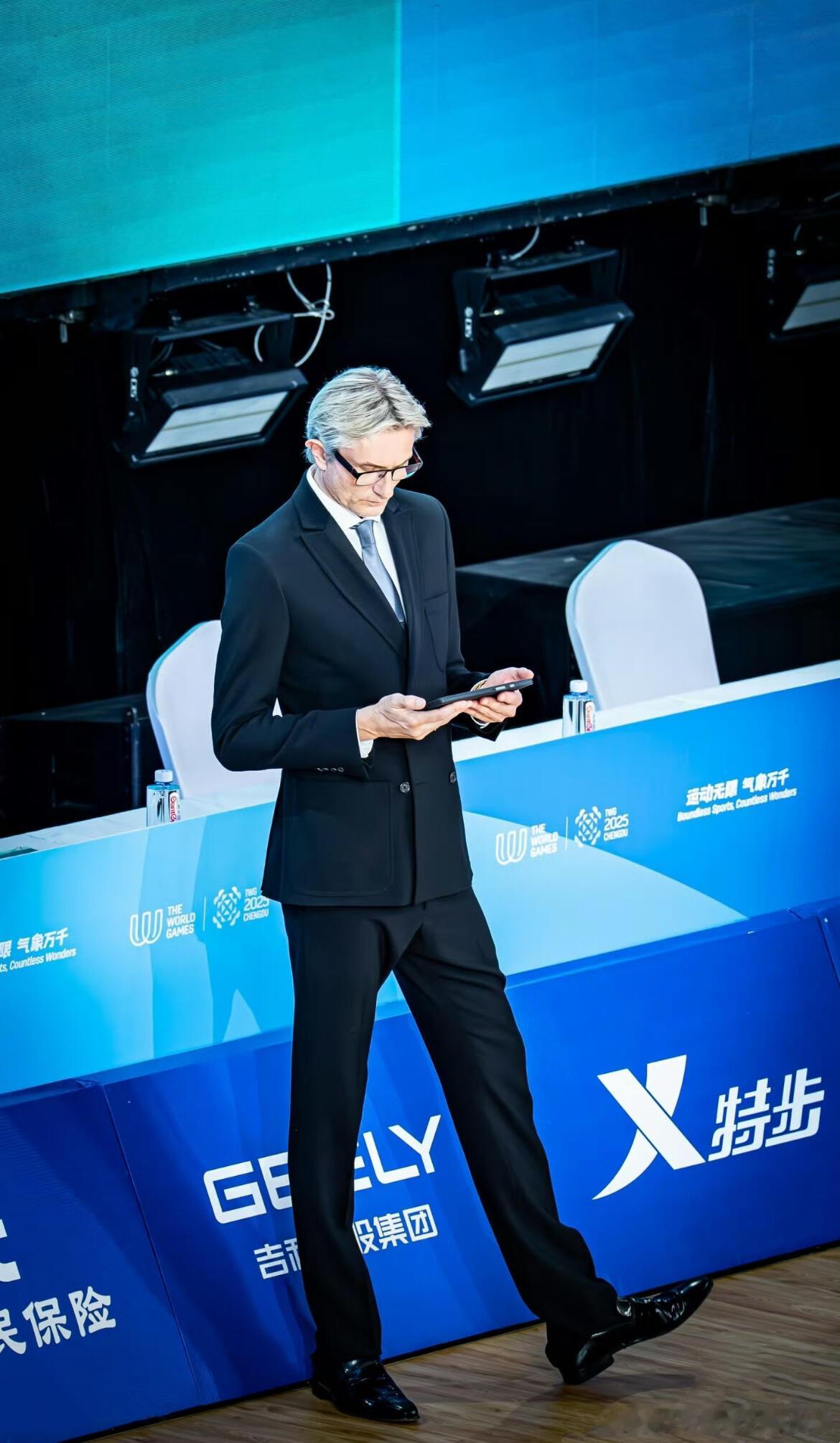 被成都世运会拉丁舞裁判刷屏了 练舞真好 老了也能拥有这样开阔的脊背和笔挺的身姿 