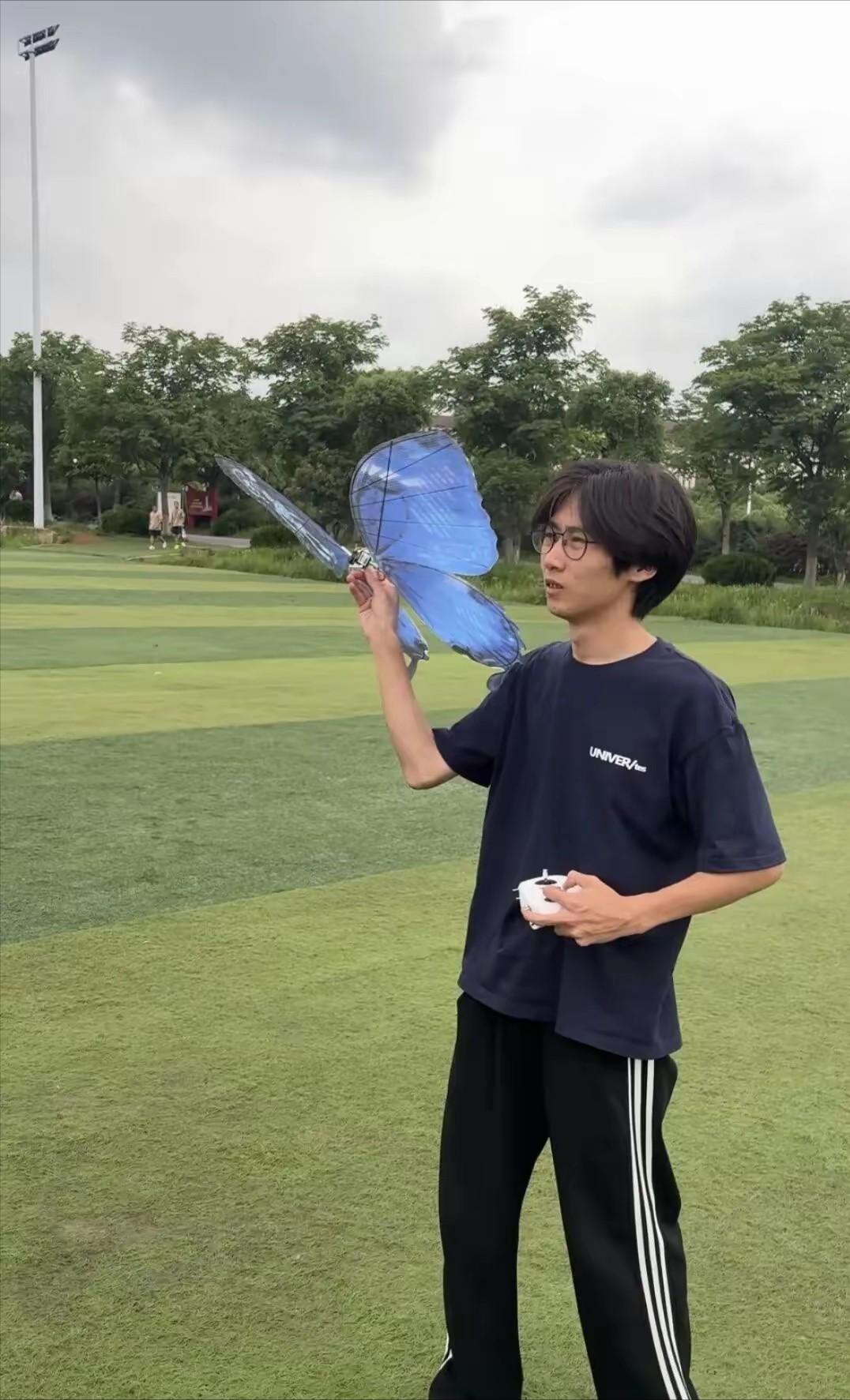 太厉害了！5月25日长江日报报道，武汉大学生用碳纤维和涤纶“手搓”出一只会飞的蝴