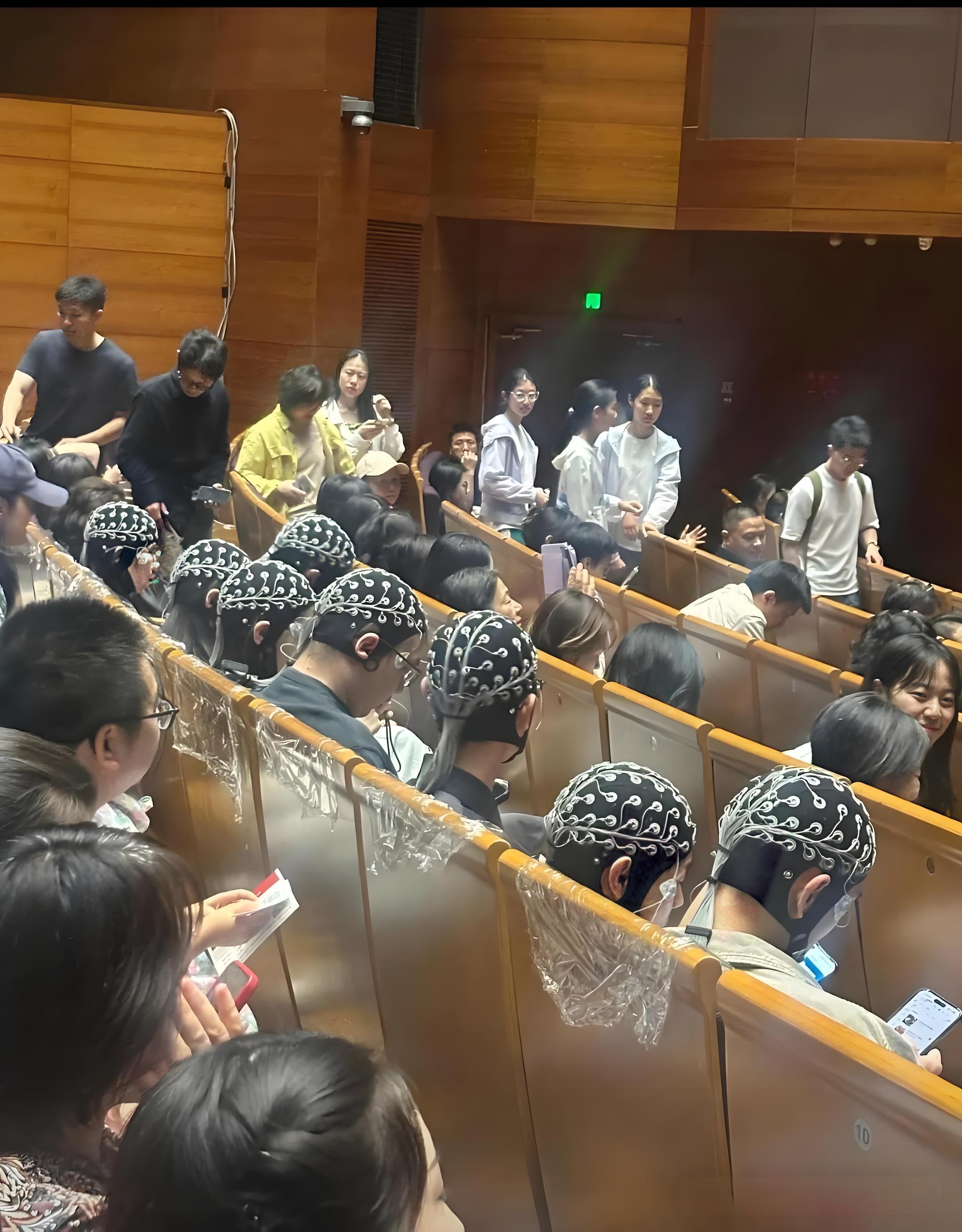 北大学堂上的一幕，不得不说，惊呆了。 