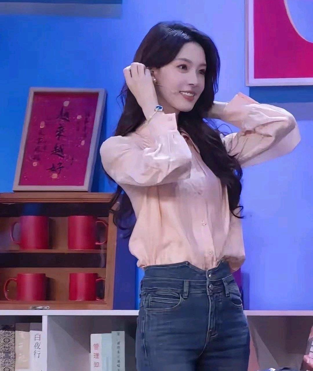 没想到春晚
也有如此好看的人
让我忍不住鹿……
能扛住春晚镜头的，才是真真正正的