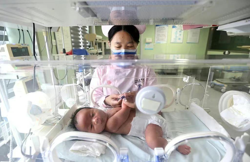 医保局近期会议部署，力争在明年，也就是2026年，力争实现生娃基本不花钱。山东、