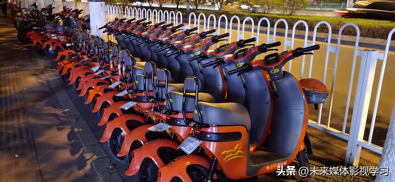 好久没逛街了，今天到街上走了一圈，看到共享电动车又换成新的了，而且感觉比行人还要