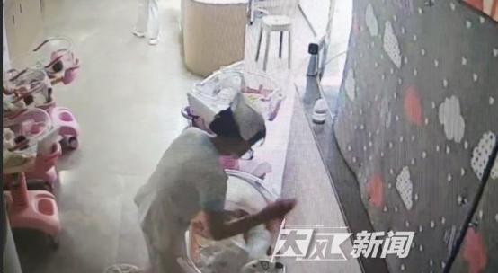 “必须严惩！”陕西咸阳，一名护工因“心情不好”，把气撒在了一个刚出生31天的小男