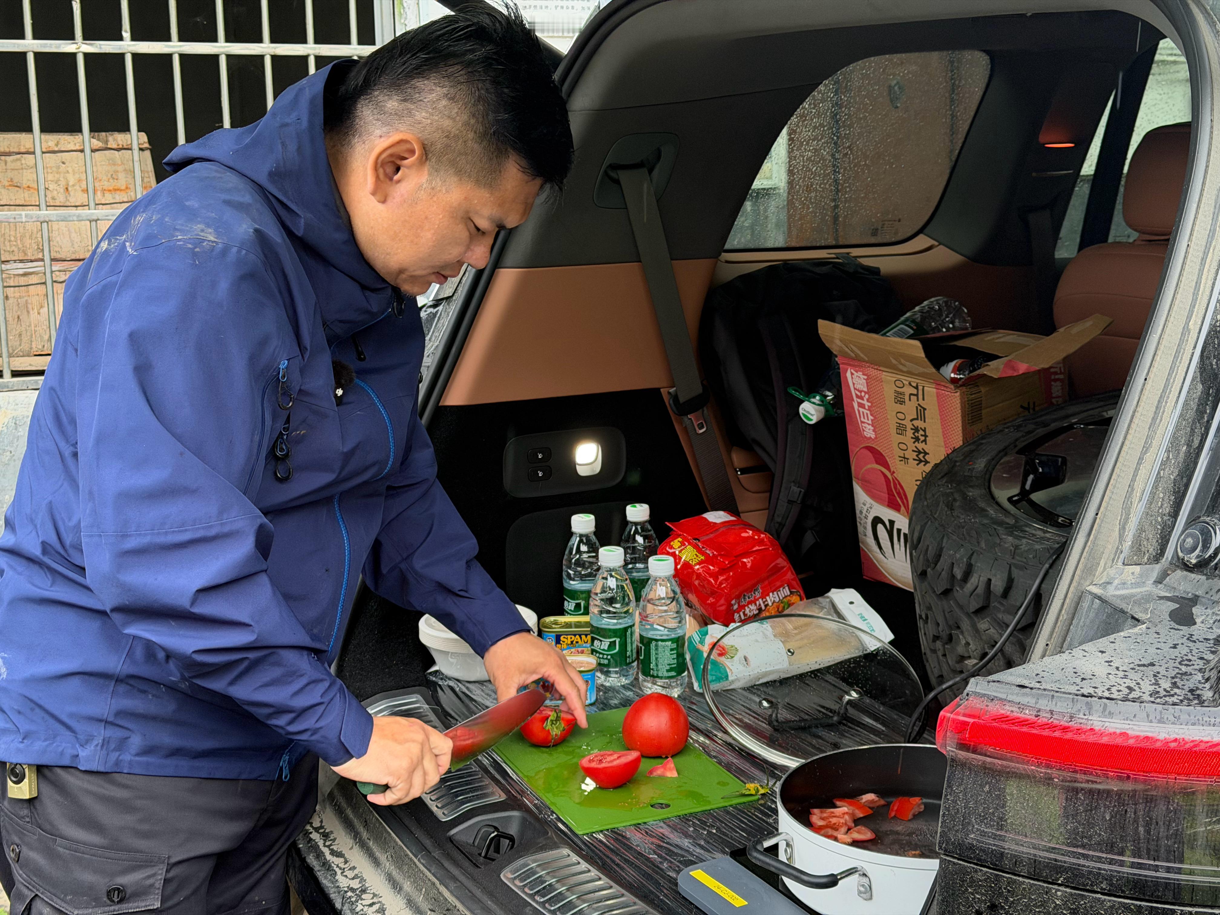 赶尸区博主的工作午餐——湘西古法西红柿午餐僵尸肉面。餐标确实不如师兄传媒，已经墙