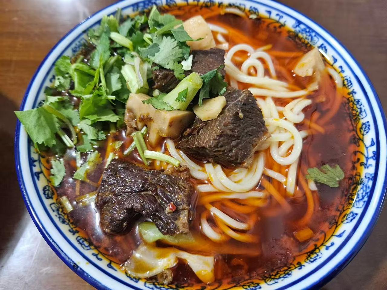 这碗红油牛肉粉真的太绝了！大块牛肉炖得软烂入味，轻轻一抿就脱骨，裹满浓郁红亮的汤