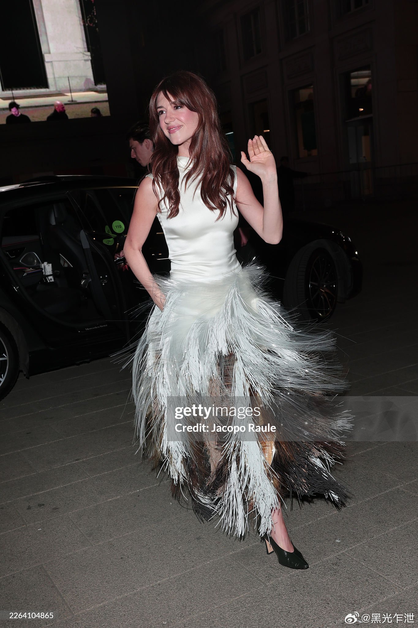 黛西·埃德加-琼斯出席Bottega Veneta秀场： 