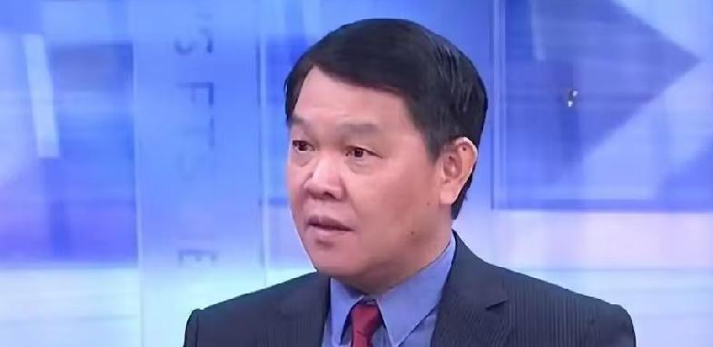 台湾退役舰长黄征辉的“粪坑论”火了。他把菲律宾比作“一脸粪的坑”，劝大陆别拿石头