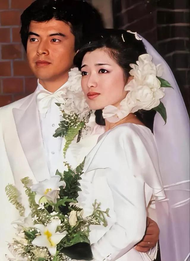 山口百惠与三浦友和结婚照老照片