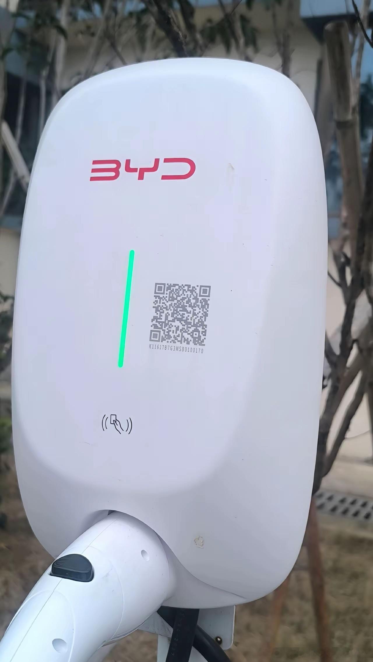 比亚迪园区充电也要开始收费了！之前作为员工购买本品牌汽车的福利，比亚迪员工购买比
