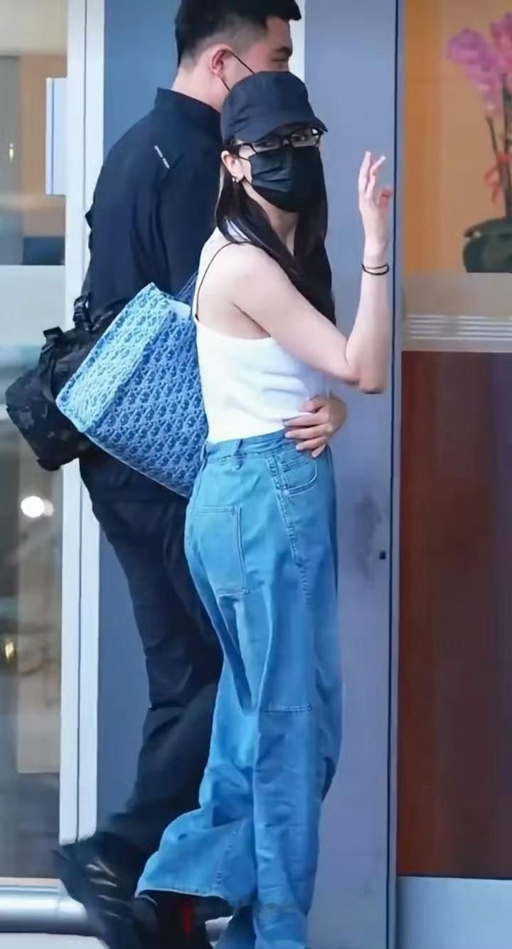 迪丽热巴穿红袜子热巴这红袜子配阔腿裤绝了！显白又吸睛，宝子们快学起来，日常穿搭也