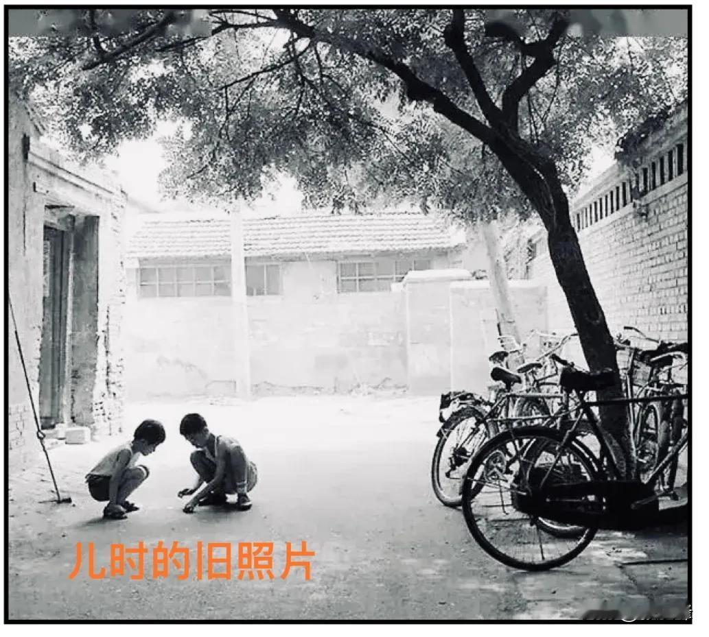 儿时的旧照片：一张旧照片一份回忆，这是一张上世纪八十年代城市小巷旧照片，这个场景