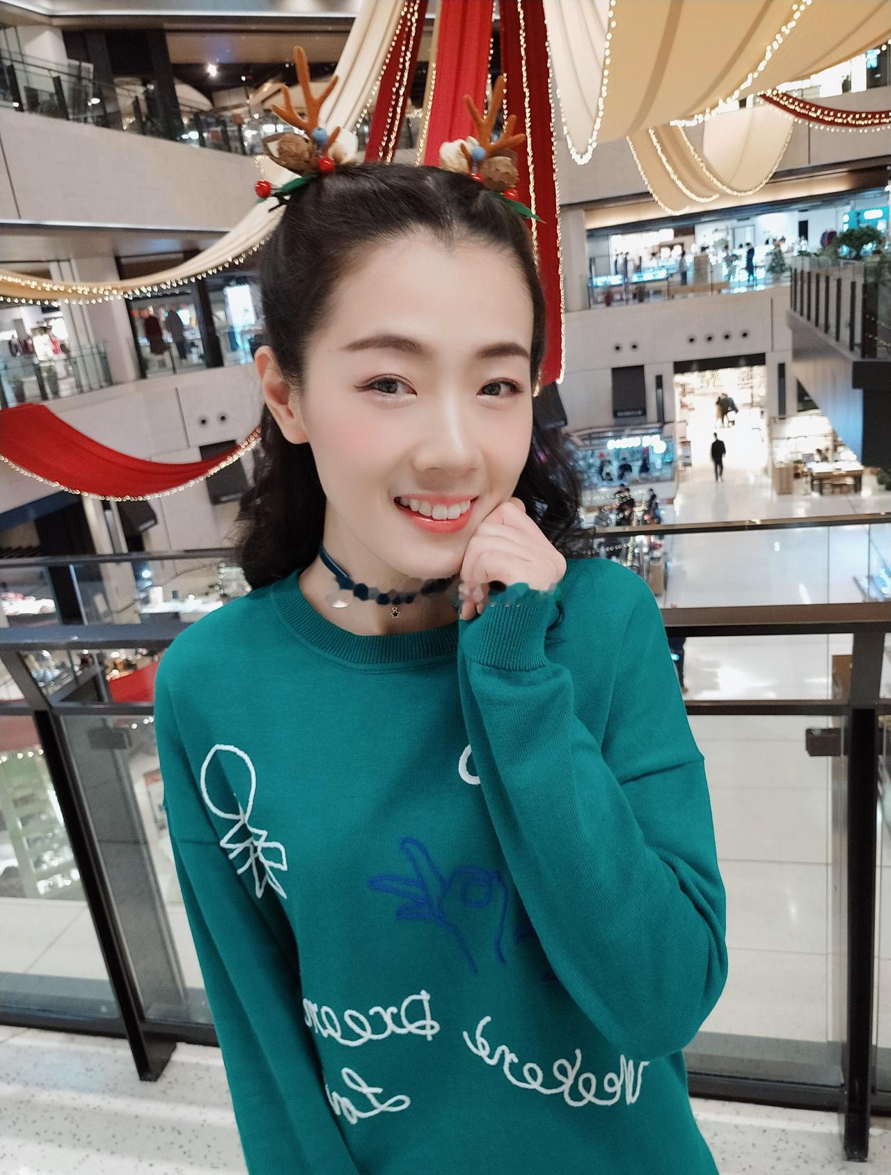 圣诞快乐
新年快乐🍾

倪化身一棵圣诞树🌲
虽然图片是旧的
但心意是新的呀