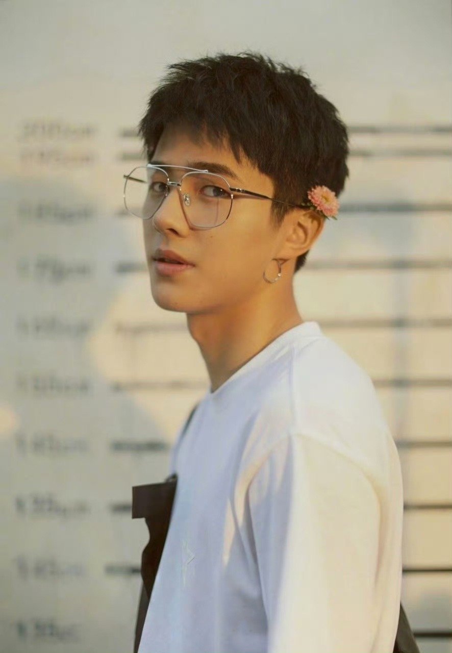 刘昊然考古十年前的自己大侦探 翻出旧照一秒穿越！从《人鱼之泪》的稚嫩岛草到零凶手