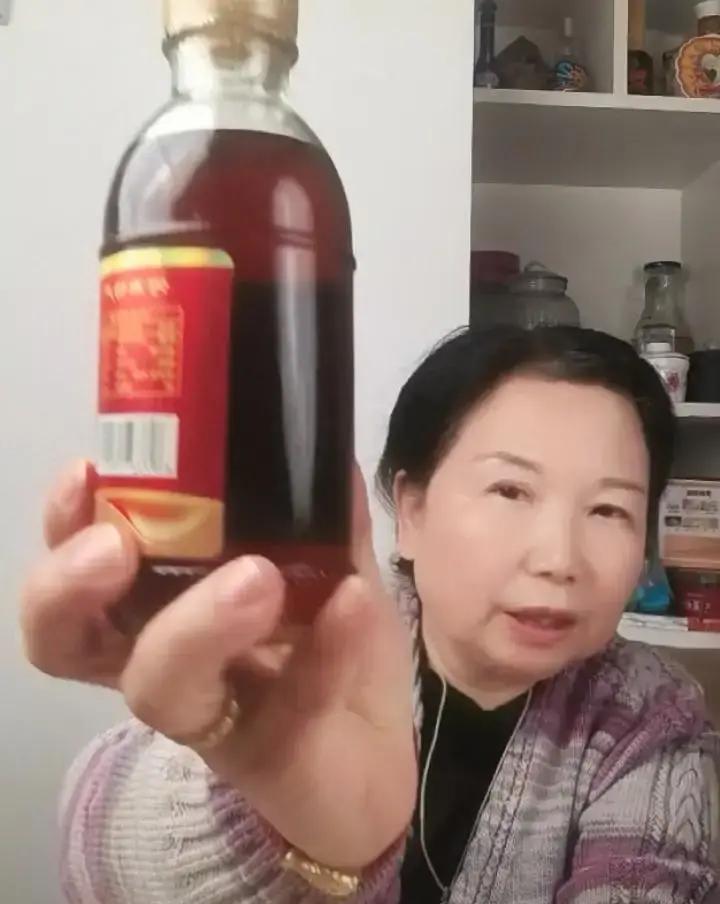 100人直播间日销8万
 
杜大娘把镜头对准苹果，不喊不笑，只让果肉说话。有人刷