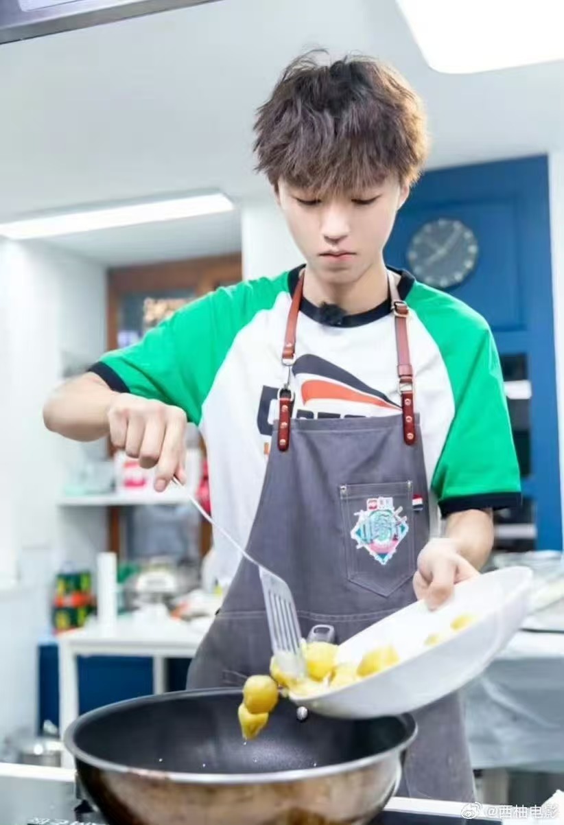 家乡美食大赛厨师撞脸王俊凯 美食大赛爆火的不只是菜，还有一位“王俊凯分凯”！侧脸