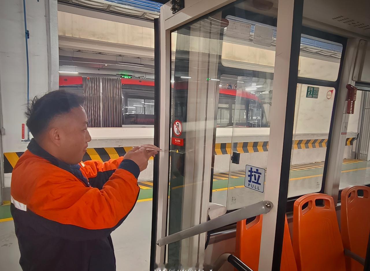 从安全提示到乘车指引，这些小小的标识，是无声的安全员，也是文明的引路人。我们把用