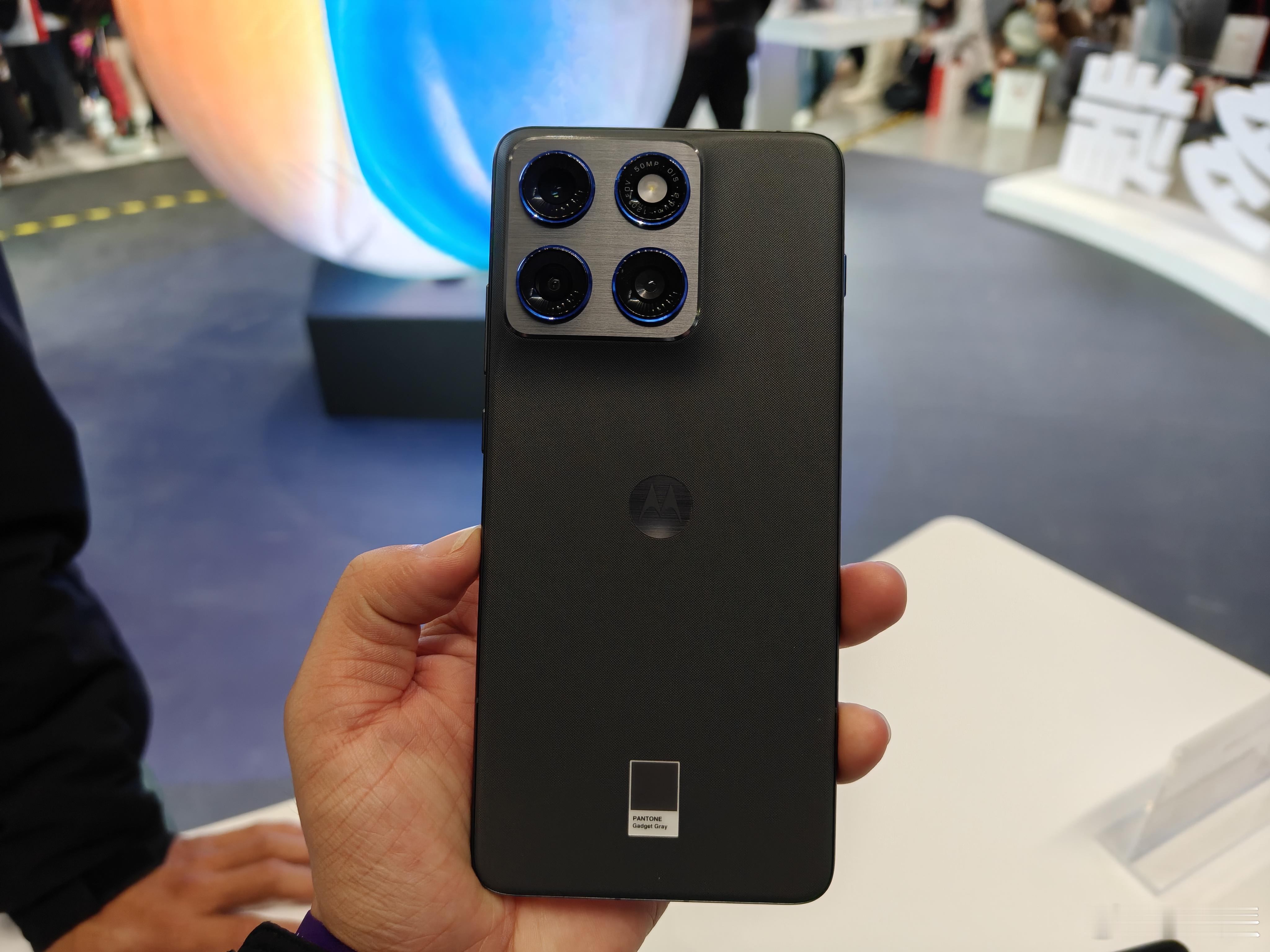 分享几张现场拍的联想motoX70Air，真机是真的薄也是真的轻，再加上 mot