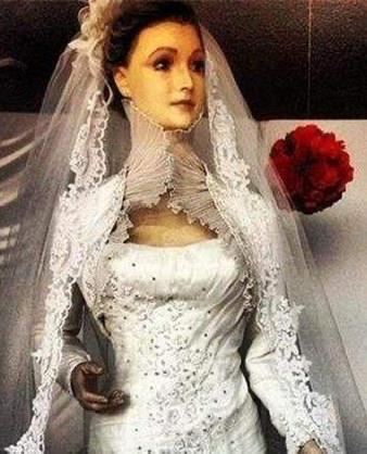 传说称店主女儿在婚礼上被毒蜘蛛咬死，母亲将其制成干尸摆在橱窗纪念。模特手部血管清