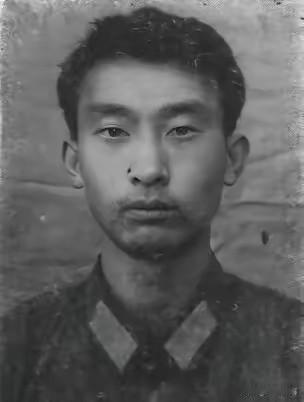 致敬英雄！济南一等功臣贾柯，军校毕业不留校偏要上一线，咬破手指请战，带15人突击