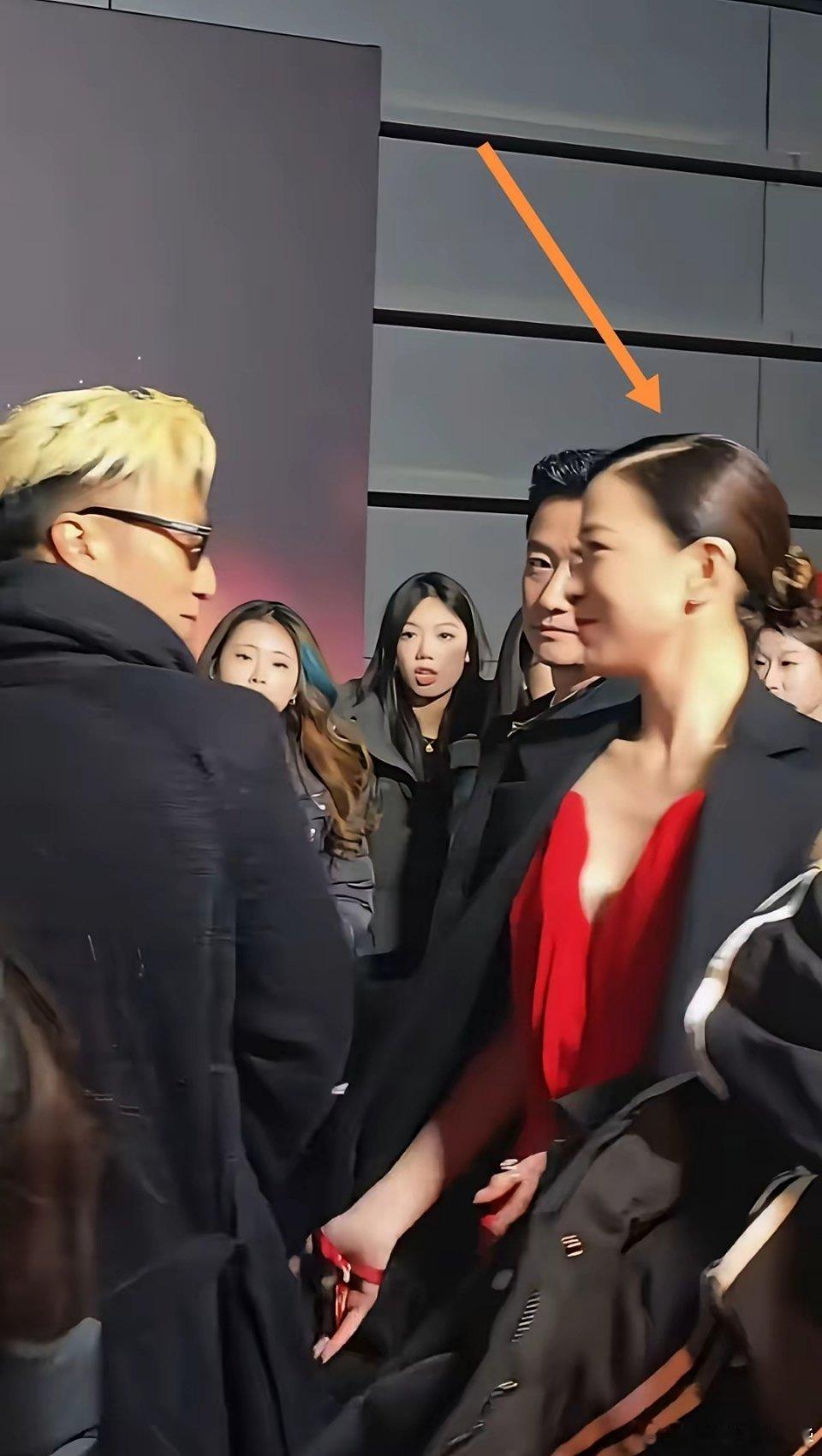 美女和谢霆锋微笑点头打招呼，看都没有看吴京一眼，大导演 吴京表情有些尴尬。只是那