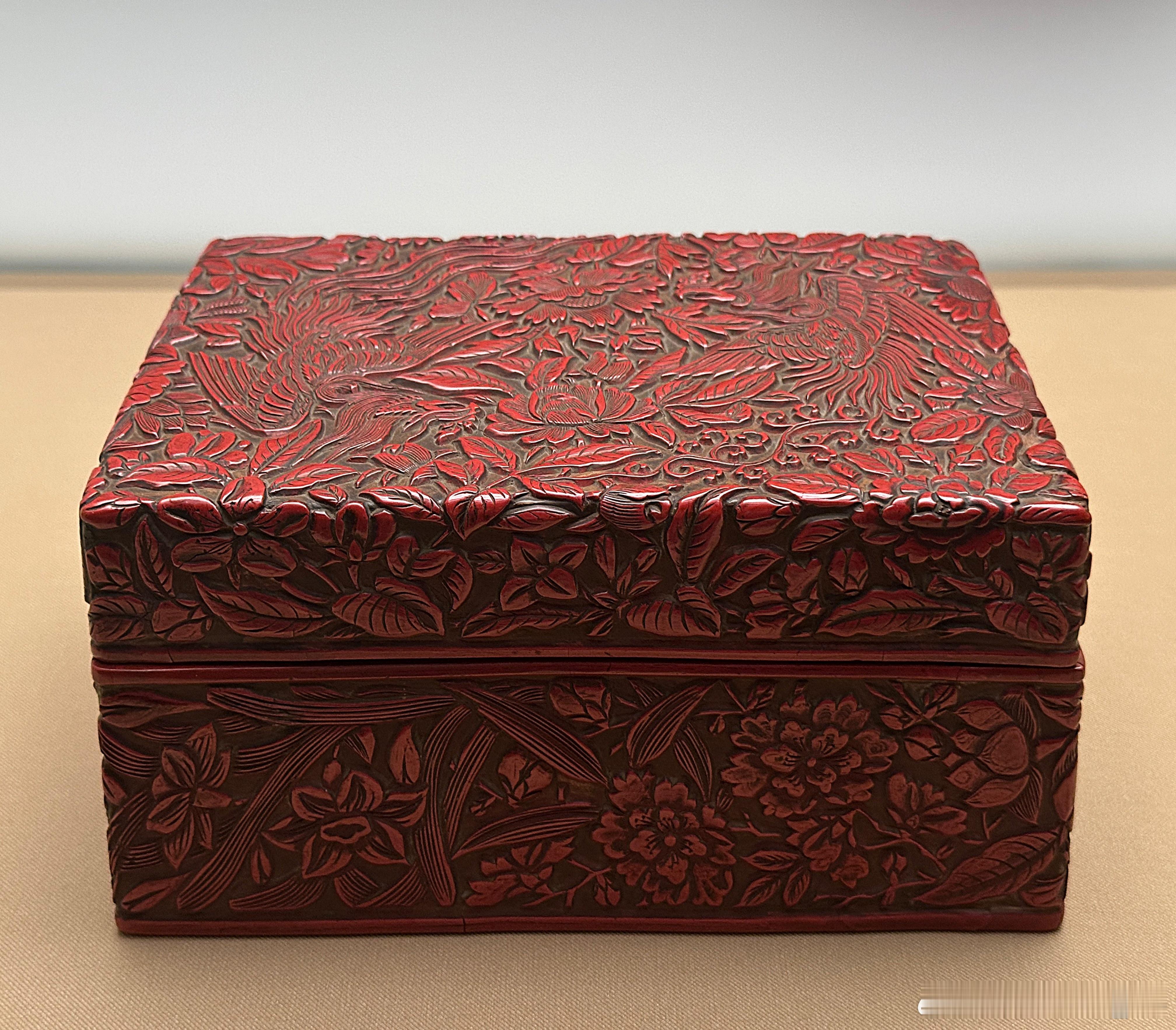 剔红凤凰牡丹纹长方盒 南宋13世纪 东京国立博物馆藏木胎，子母口长方盒。外壁黄漆