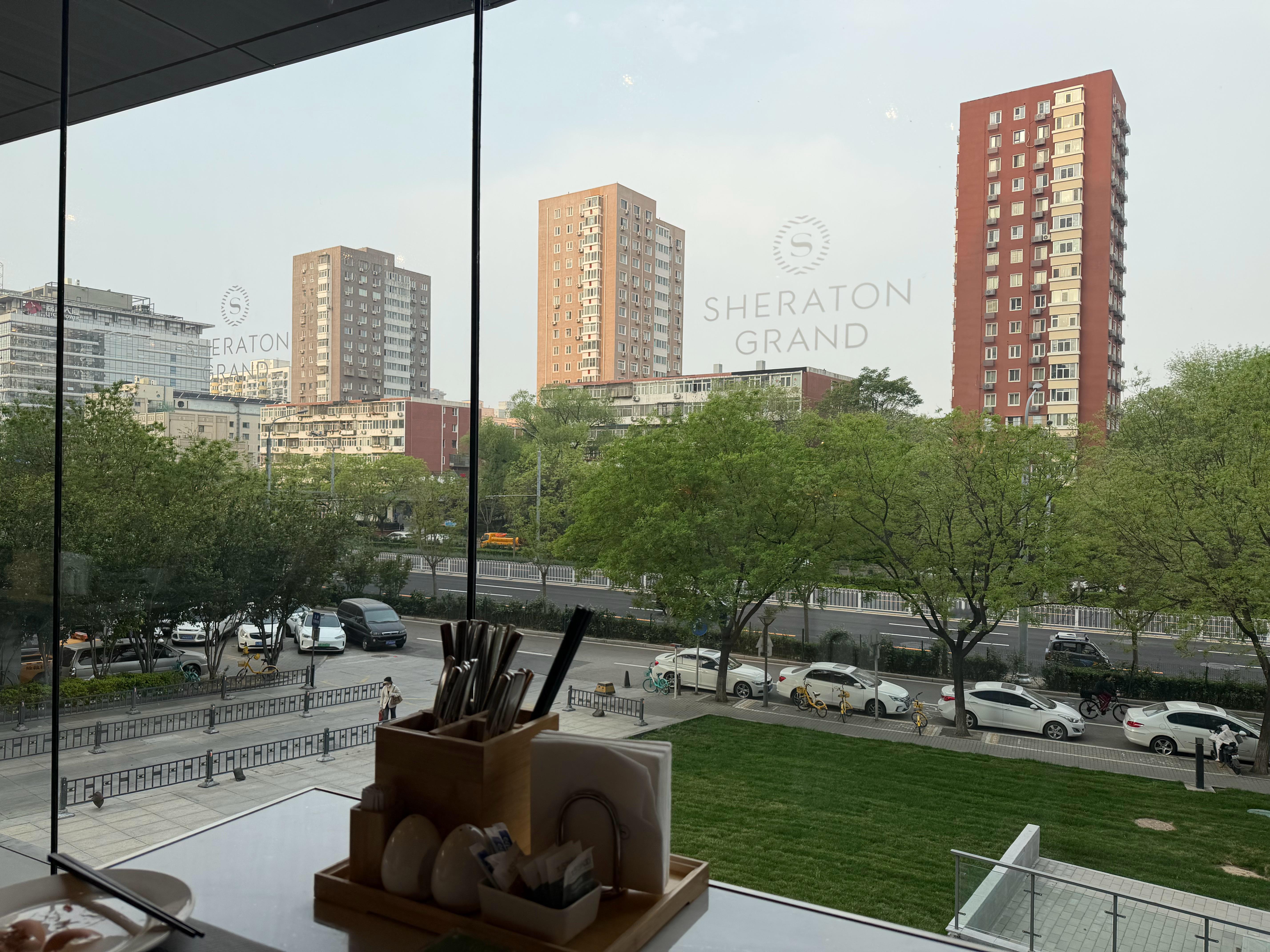 凑过一口，出门干活 北京·环贸中心