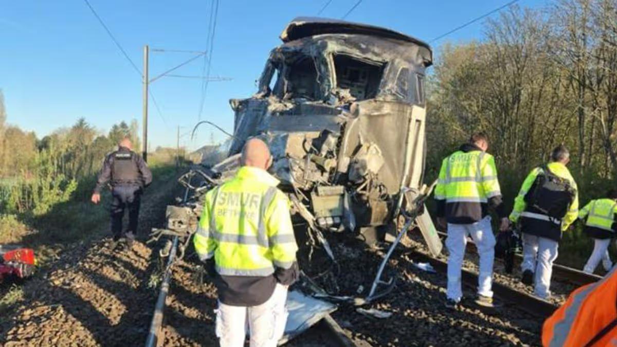 法国高速列车平交道口撞击卡车，有人员伤亡

7日上午，一列法国高速列车在加莱附近