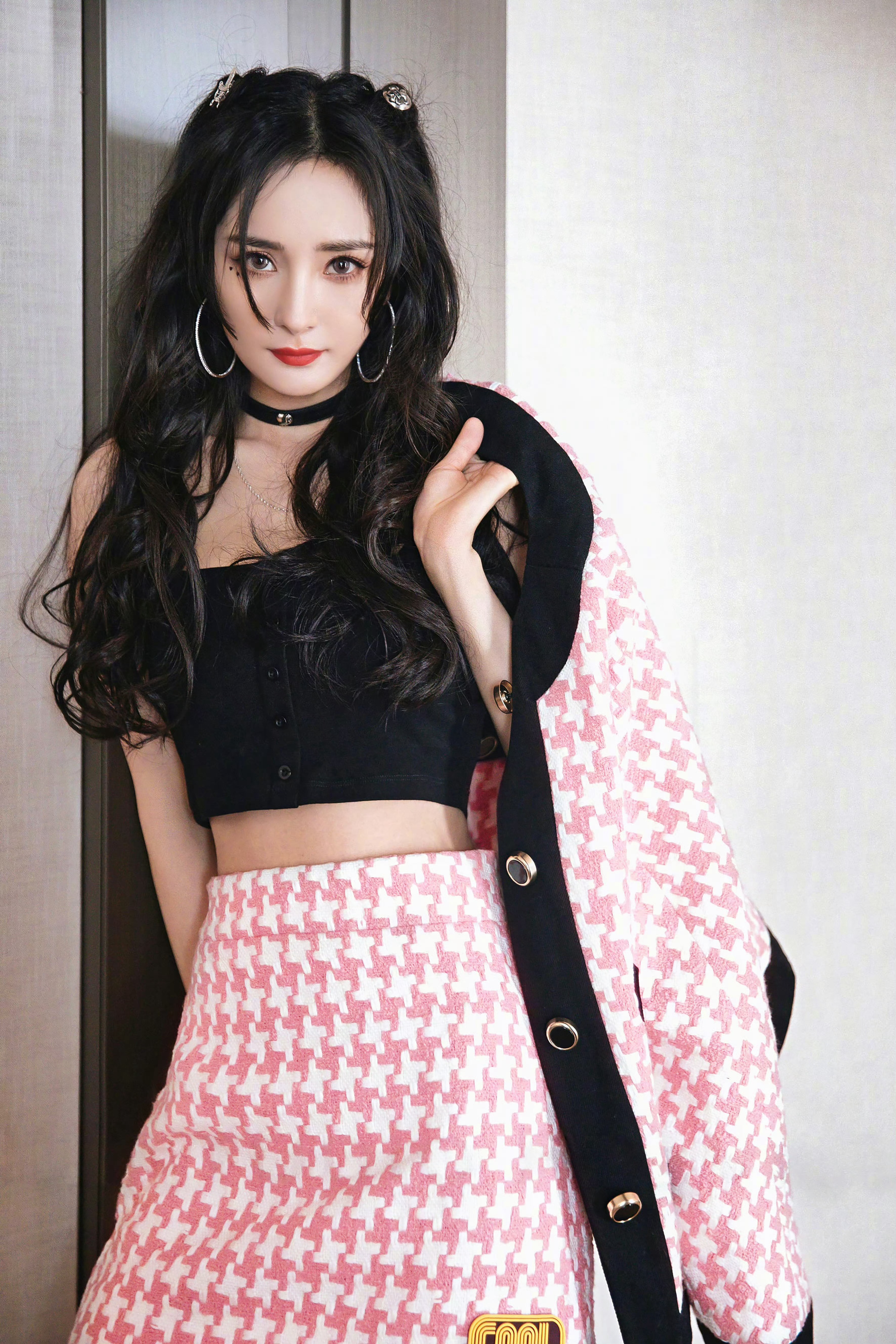 杨幂 ym杨幂宁绣绣 月光在窗台铺开熟宣，晚风蘸星子写小楷，让梦的扁舟泊向晨光的