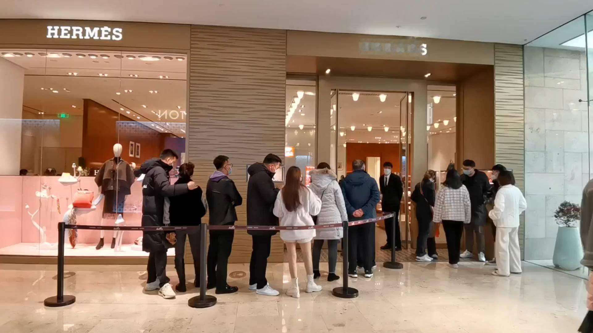爱马仕橙突然不香了，二手价一路走低，满街同色成过时货