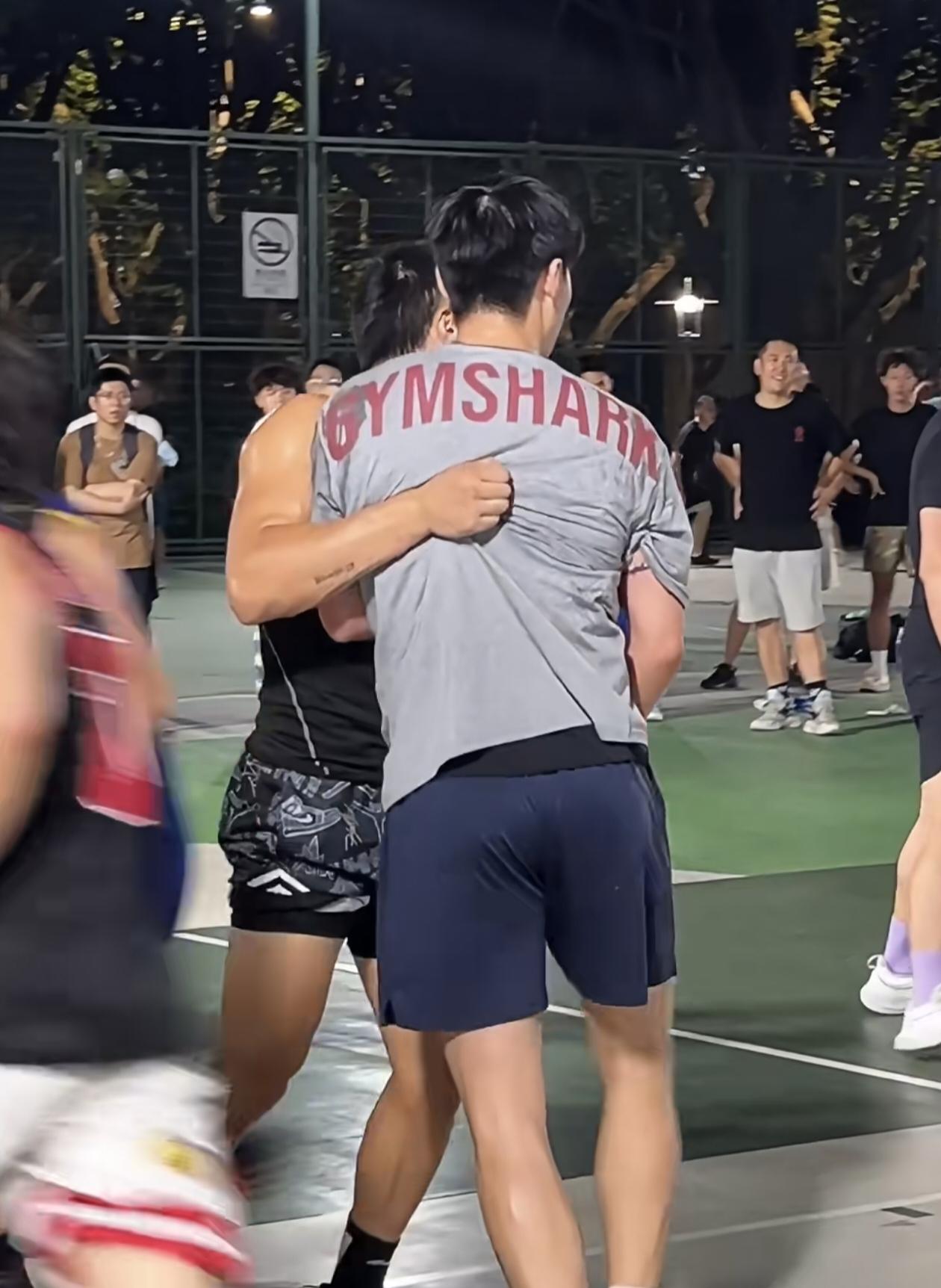 在野球场遇见这种大家该如何应对？

经常打野球的朋友应该都会遇见下方图片中的这类