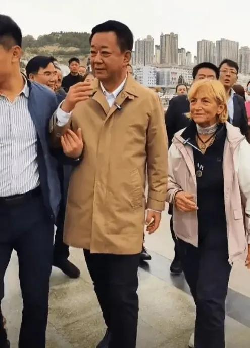 朱军真的老了，这一脸的褶子，本身他眼袋就多，嘴角的法令纹更加明显，看来不在主持岗