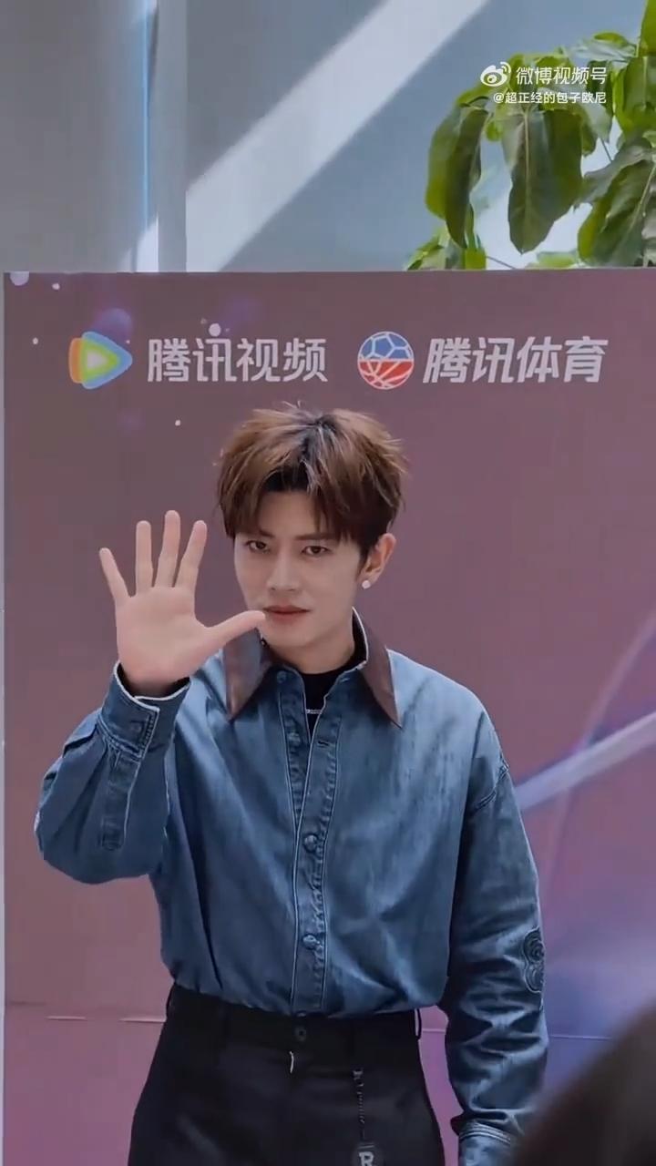 任嘉伦扫楼互动，你比划我猜球星～原来543之后投篮答案是：绝杀呀！
表演得很好，