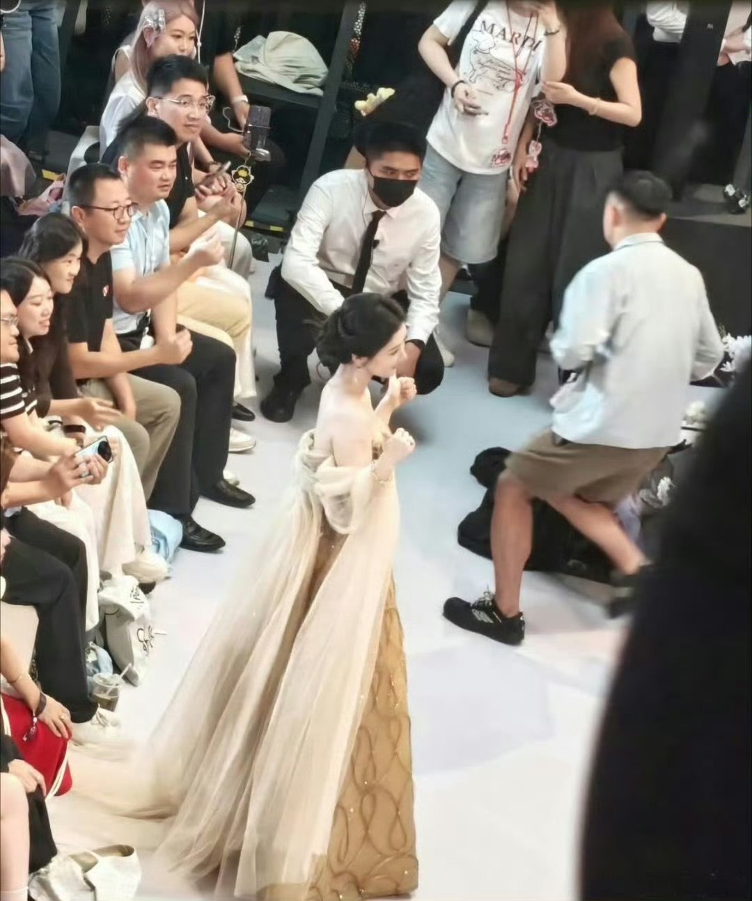 杨紫本人比照片还好看杨紫本人到底得多好看杨紫本人比照片还好看，到底要多美啊，好想