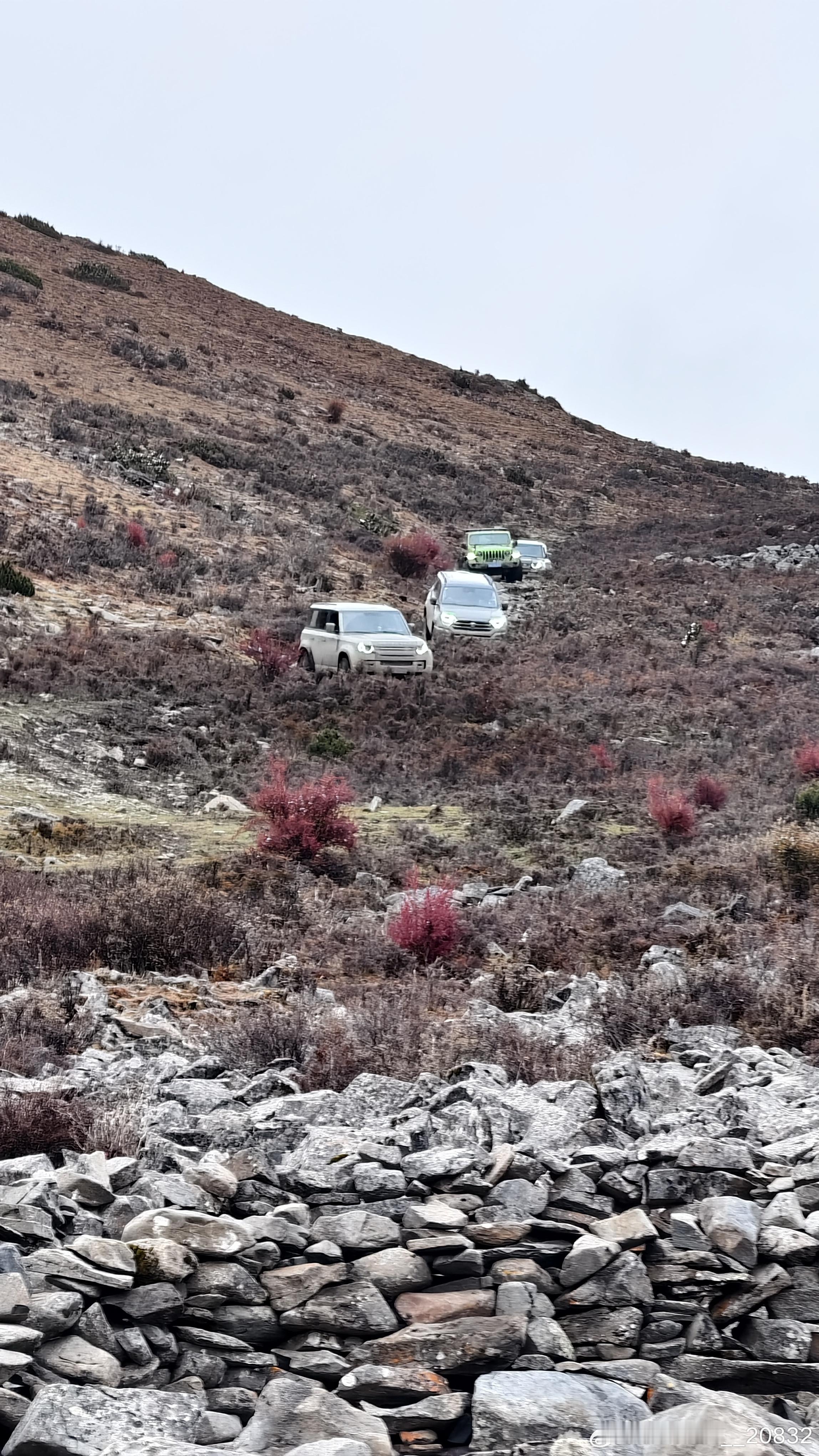 野穿一两公里长的乱石阵，加了绞盘车头高度低了不少，还好车便宜随便干就完了一点不心