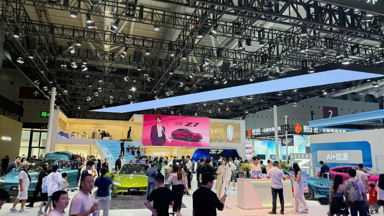 2026粤港澳大湾区车展，尚界品牌代言人肖战的大屏广告片有点过分帅啊，尚界展台很