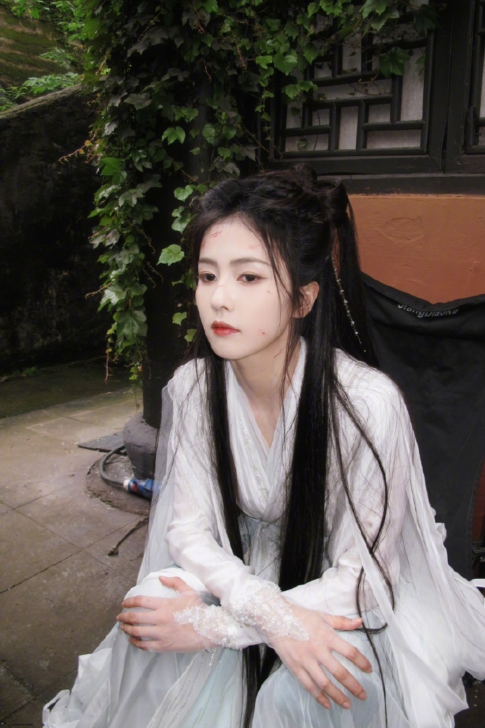 #白鹿艾特了曾舜晞##白鹿发文告别李青月# 白鹿这一艾特，让曾舜晞感受到了温暖。