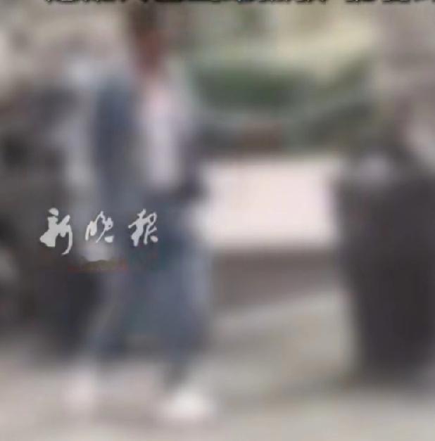 陆川行凶30岁温某，画面打码了，看不太清楚，不过这手里拿的也不像刀，很长一甩一甩