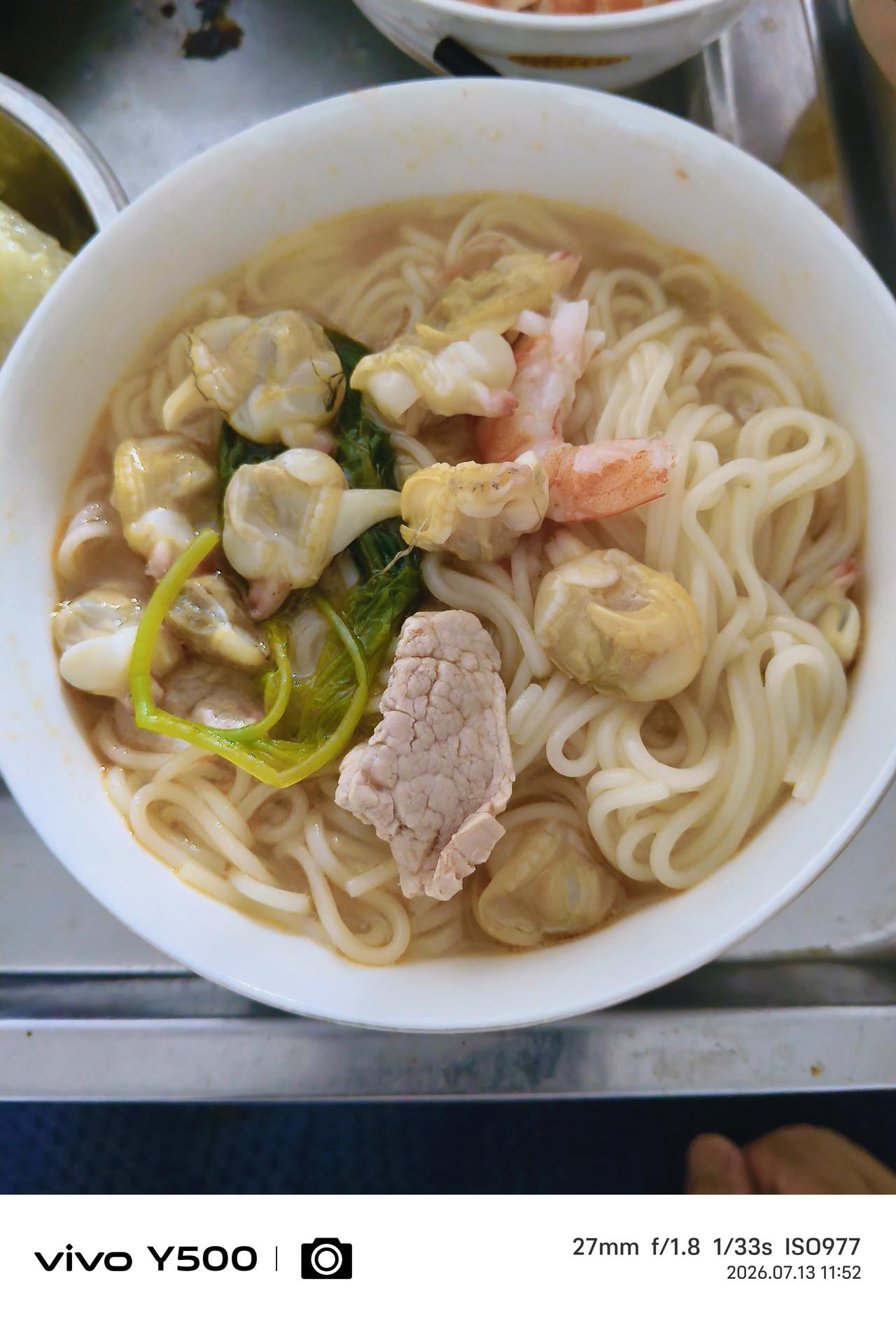 大热的天吃什么？
蚬子肉、虾仁、瘦肉菠菜面。
吃面喝汤汗津津的舒服。配上新鲜嫩苞