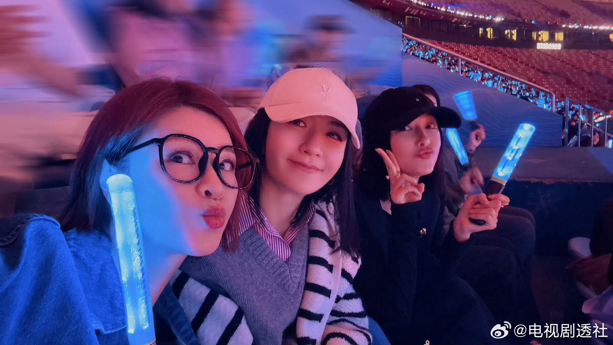 杜华谢娜秦岚合照杜华第三次来看杰哥的鸟巢演唱会了 第三次来看杰哥的鸟巢演唱会了！