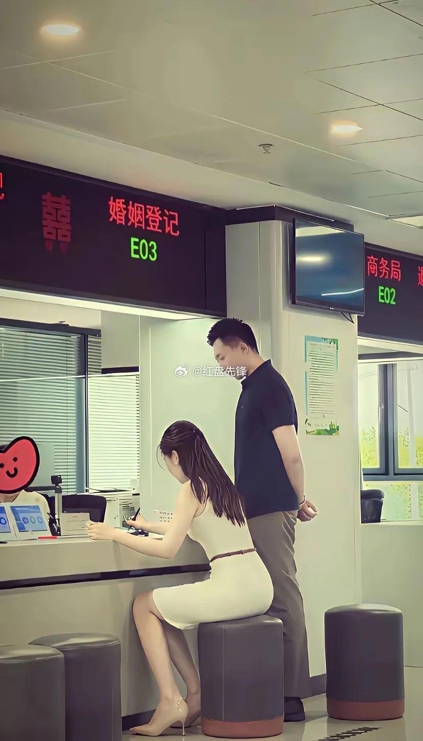 这大概就是现实里的郎才女貌吧！婚姻登记处拍到一幕，女生安静低头填表，男生安静站在