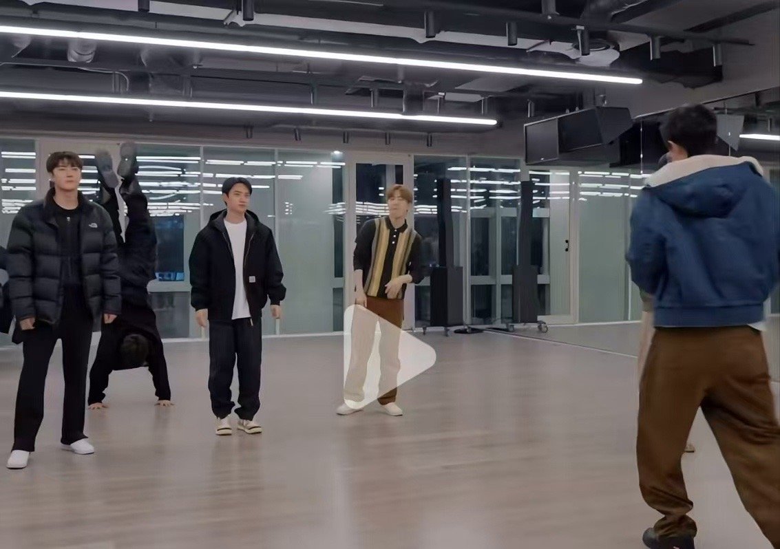 张艺兴随时随地倒立张艺兴突然倒立张艺兴随时随地倒立，谁把他电池扣了，