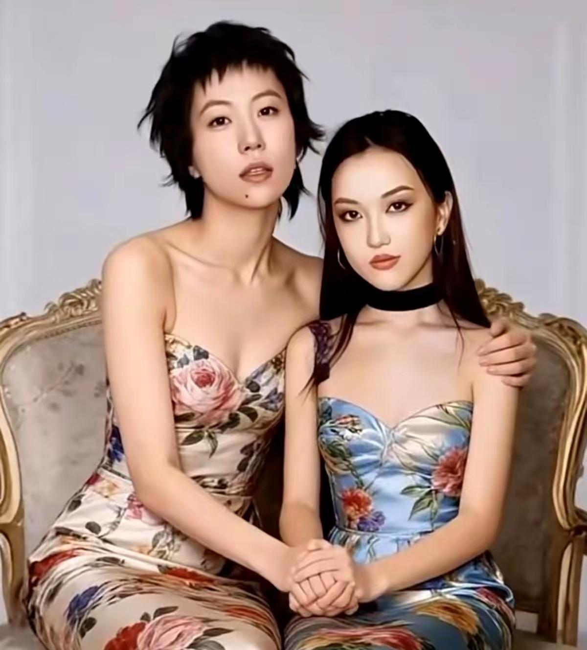 窦靖童和李嫣穿旗袍，姐姐比妹妹大了不止一点！很少看到窦靖童穿旗袍秀身材，还以为她