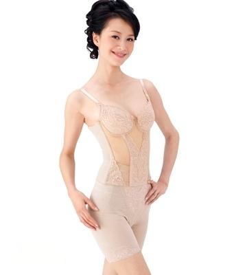 她叫倪虹洁，毕业于上海同济大学。23岁时，因拍摄婷美塑身内衣广告出圈。掐指一算，