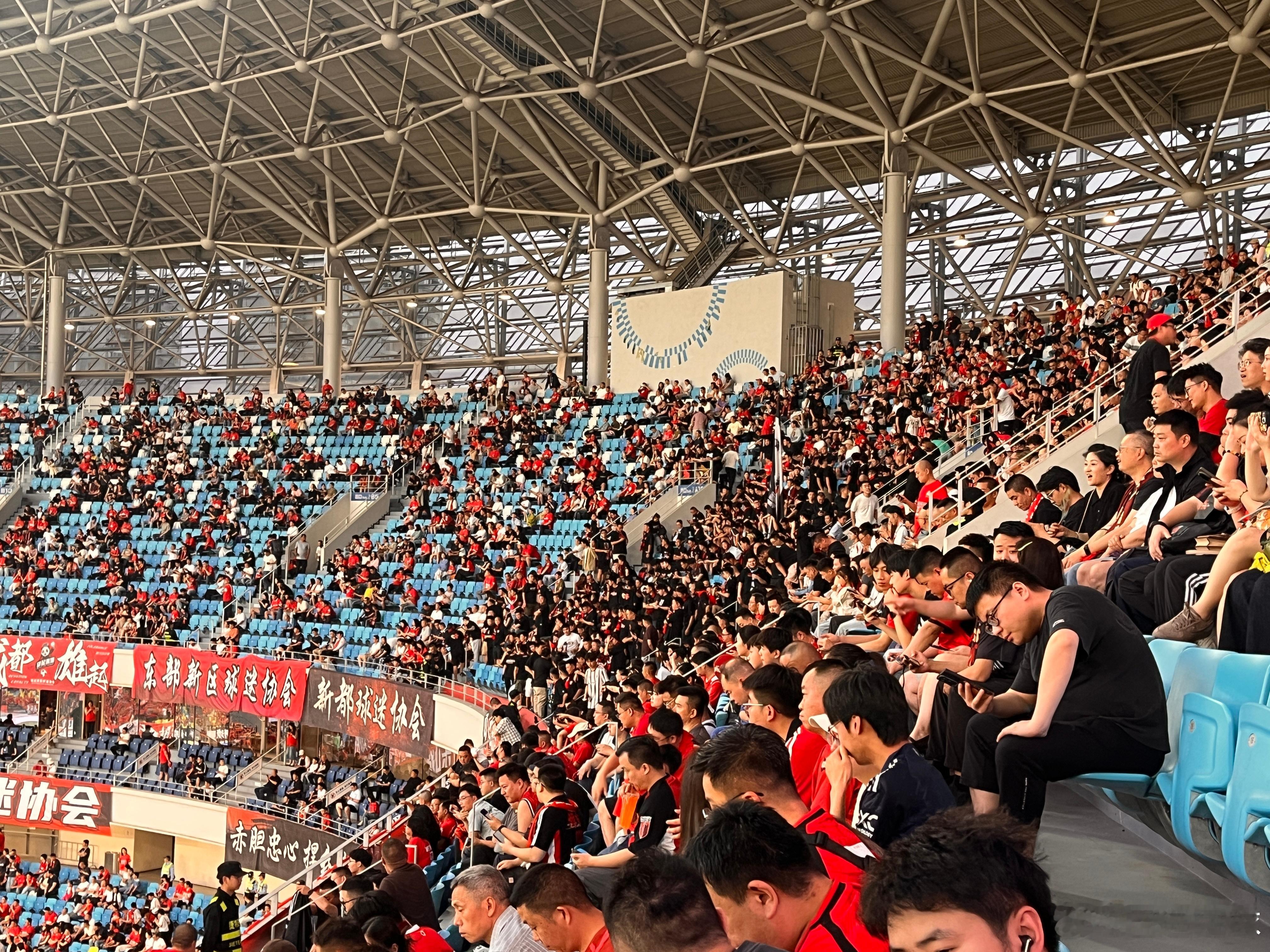 今天505暂时搬到508去了，一下子觉得身边冷秋八淡的，不过他们后面还会回来。成