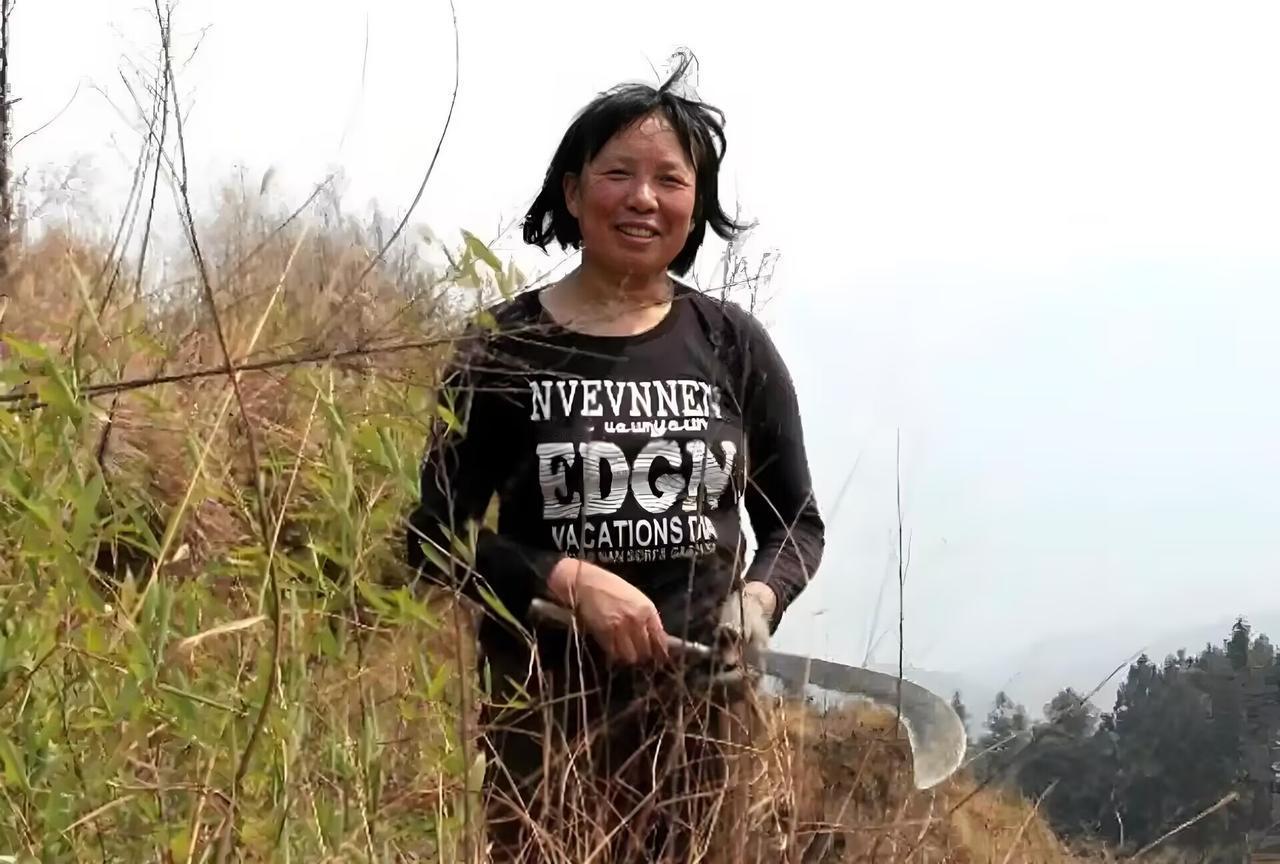 老家村里有个叫憨妮的女人，是个让人说不清的姑娘。说她傻，她搓衣服能把泡沫搓得堆成