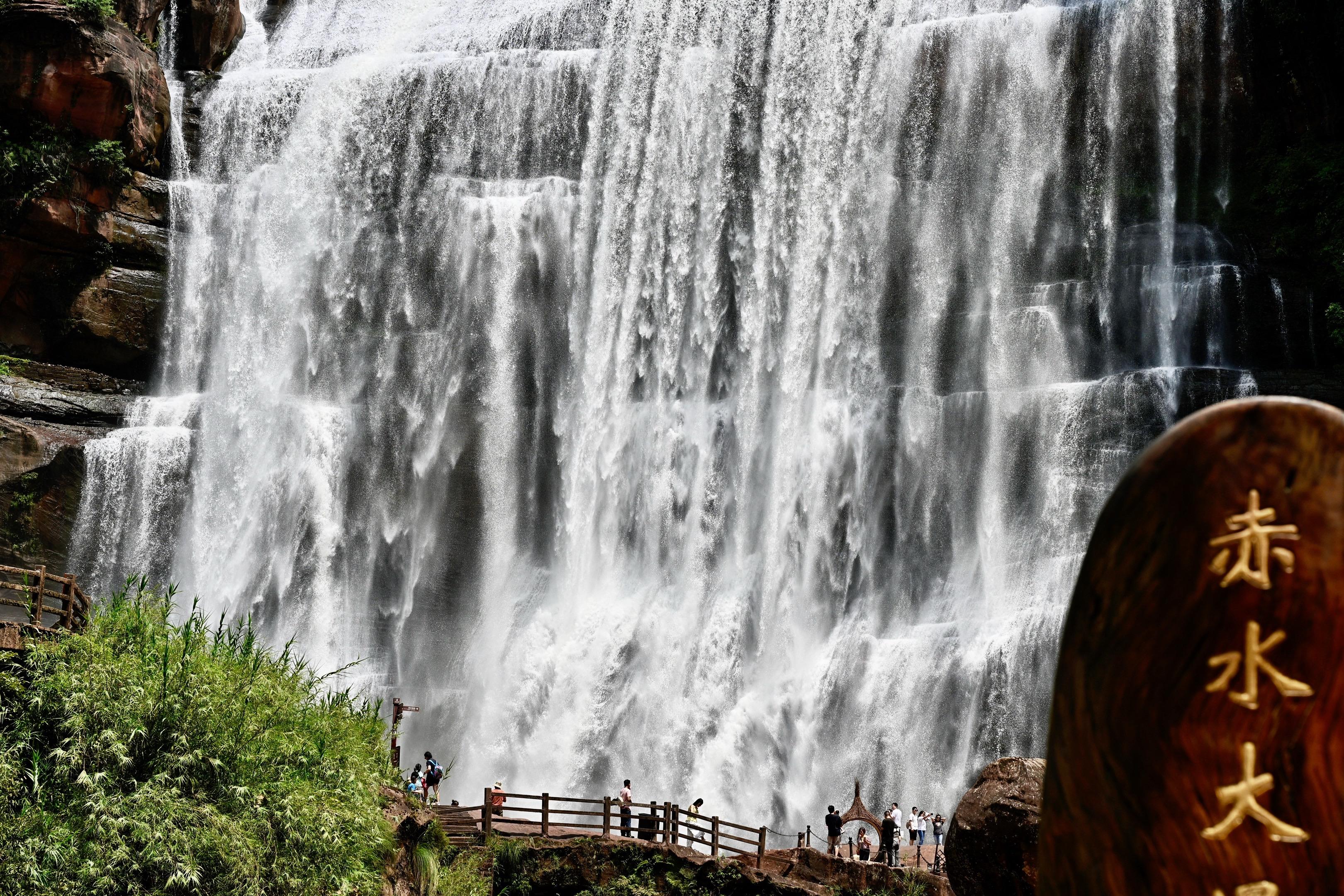 贵州赤水丹霞大瀑布，天然氧吧夏天很凉。
