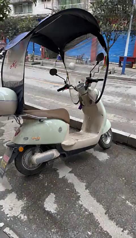 把路边的电瓶车唤醒了。这无人驾驶的高级感来了。是谁的呼唤叫醒了沉睡的我。笑哭。